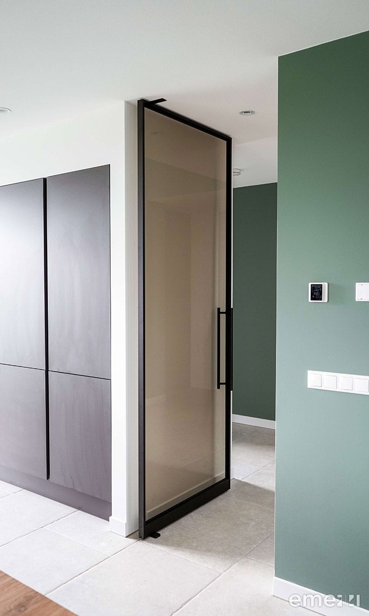 Pivot-Tür mit braunem Glas