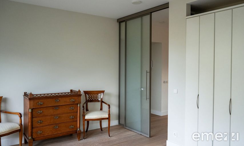 Schiebetür mit satiniertem Glas